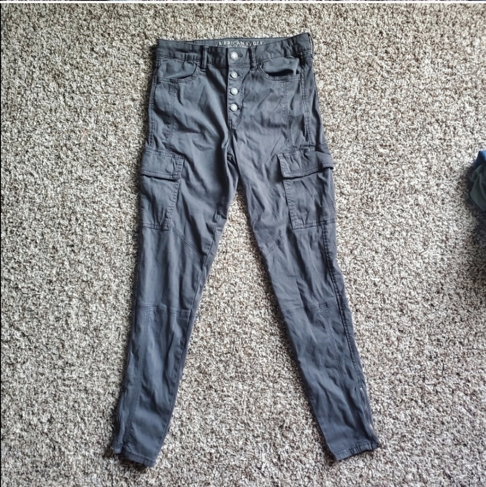 Stretchy Gray high rise cargo pants.